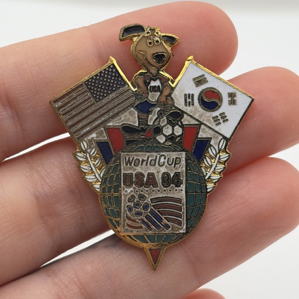 1994 USA World Cup Stryker Dog Mascot USA South Korea Flags Lapel Hat Pin
